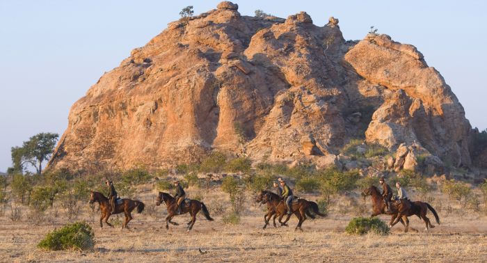 Countryside of the Giants - Tuli Riding Safari Botswana