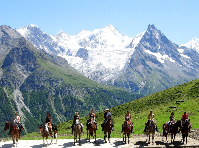 Experience the mountains of the Valais Alps