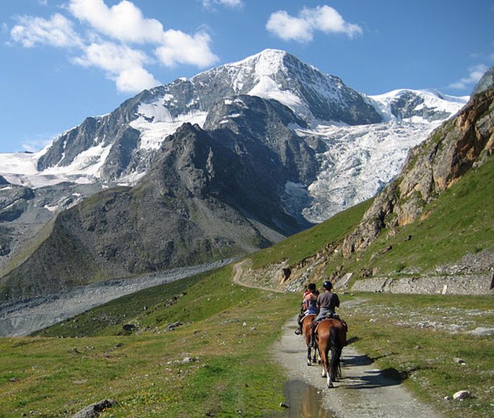 Experience the mountains of the Valais Alps