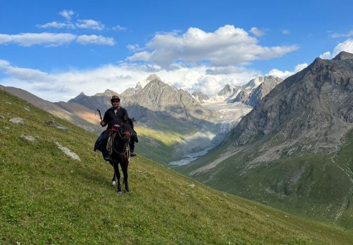 Kirgistan glacier tours