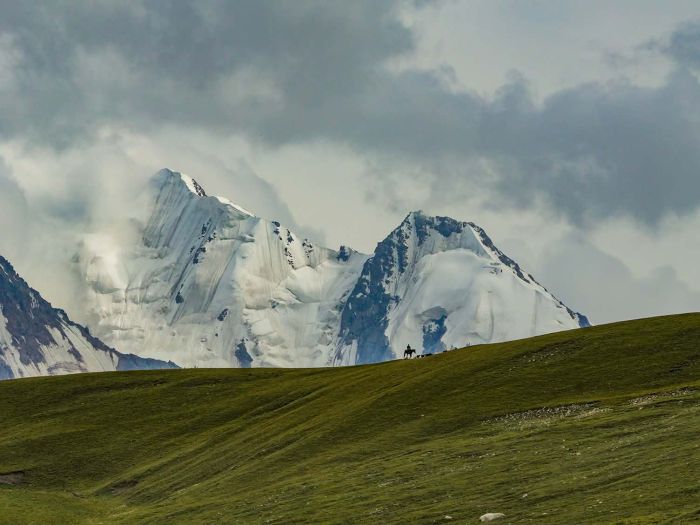 Kirgistan glacier tours