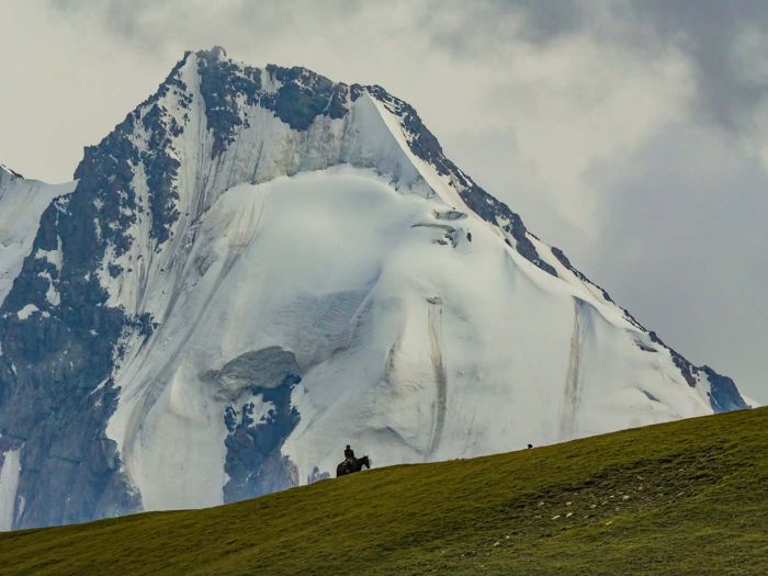 Kirgistan glacier tours