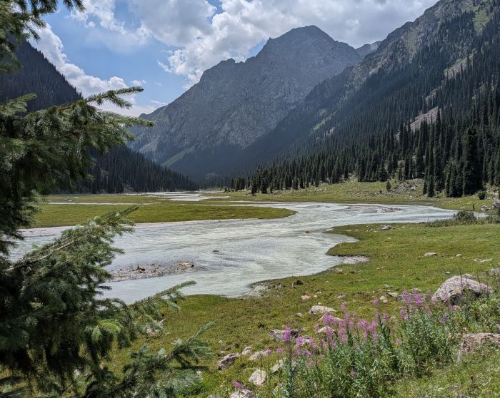 Kirgistan glacier tours