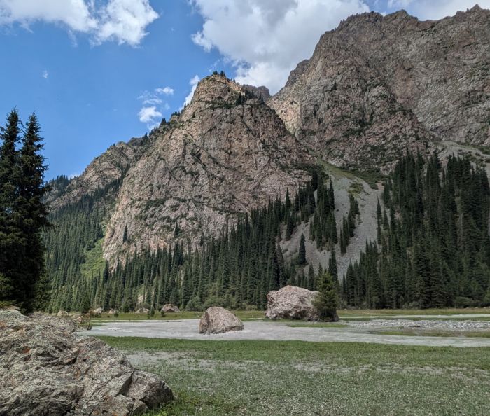 Kirgistan glacier tours