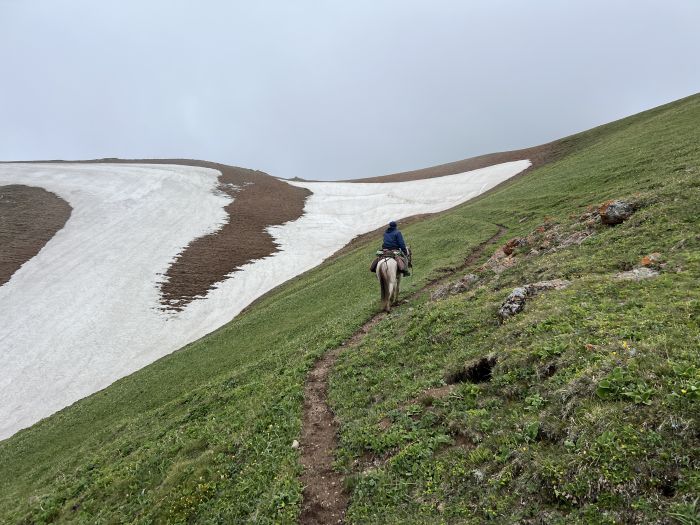 Kirgistan glacier tours