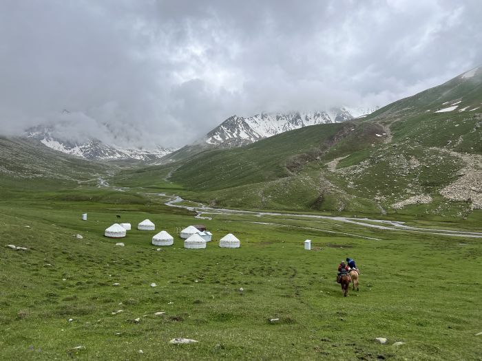 Kirgistan glacier tours