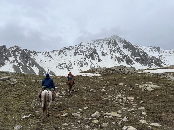 Kirgistan glacier tours