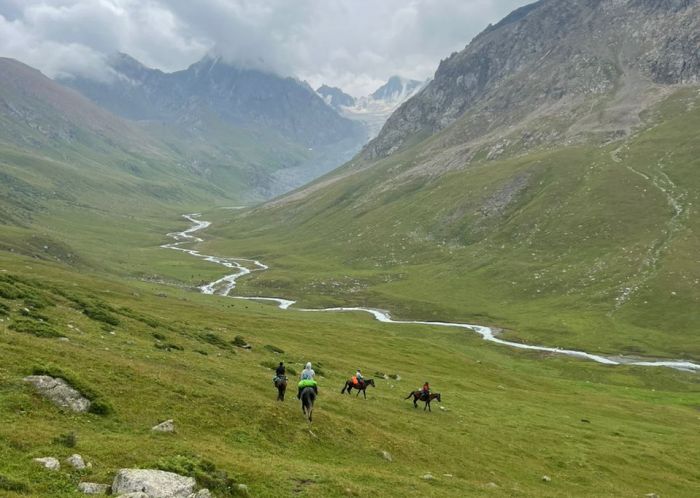 Kirgistan glacier tours