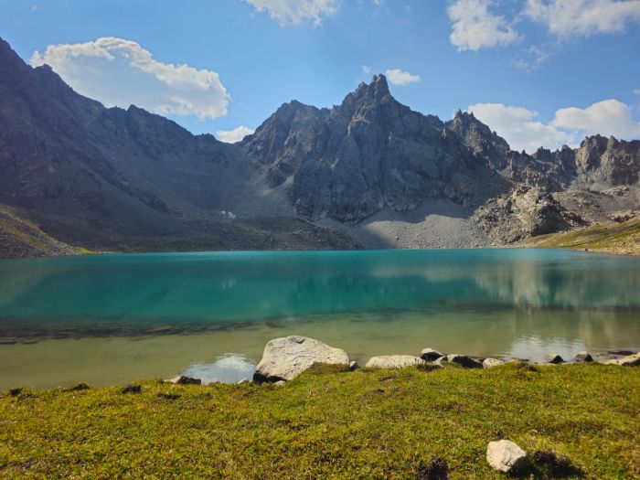 Kirgistan glacier tours