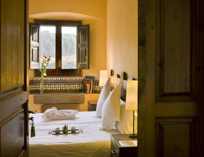 From the mountains to the sea & Besalu medieval ride Accomodation